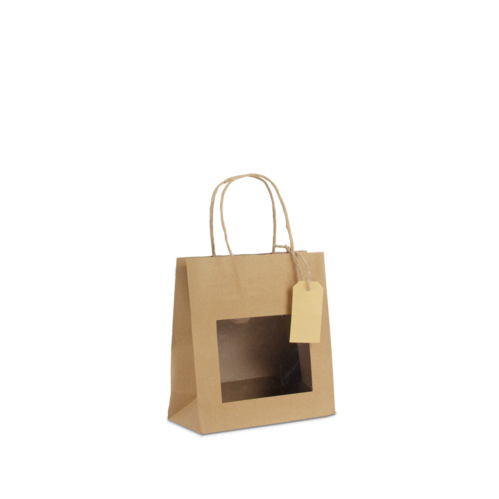 Twisted papieren cadeau draagtasjes met een venster en papieren hangtag